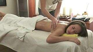 18-year-old girl gets massage, gets horny and ends up taking the cock in the pussy