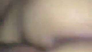 Mlado devojce ni se pridruzi