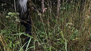 Jane found a stranger in the forest and sucked his cock