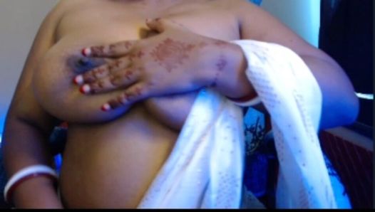 Sexy girl takes off her bra and presses her boobs in saree.