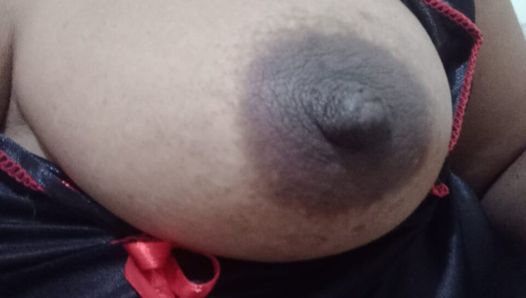 Srilankan Aunty showing boobs