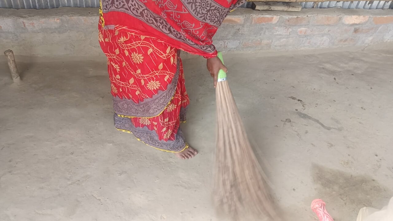 Pados ki bhabhi jhadu maar raha tha jakar chudai ki bahut maja aaya