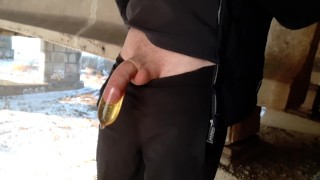 Хуйстый русский натурал дрочит и ссыт в презерватив под мостом