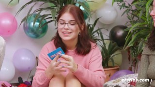 Ersties – Lesbische 5er-Orgie beim Dare Ring Game