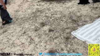 Jeune Blonde Salope vide les couilles de 4 inconnus dans les dunes